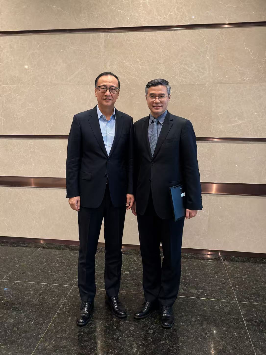 刘老师与北京协和医院陈伟教授交流体重管理与临床营养相关话题的合影